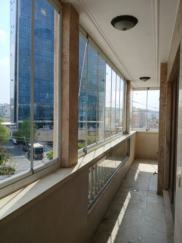 بالکن شیشه‌ای